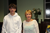 Owain Roberts gyda aelod o Merched Y Wawr Bethel
