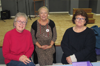 Aelodau o Merched y Wawr Bethel yn eistedd gyda Alwen Derbyshire a Gwenant Pyrs.