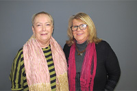 Cath Parry yn sefyll drws neasf i aelod o Merched y Wawr Bethel