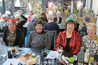 Aelodau o Merched y Wawr Bethel yn eistedd yn Becws Melys, Cei Llechi yn cael cinio dolig.