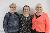 Joyce Gaffey (enillydd y raffl), Elin Tomos, a Gwenan Roberts (Llywydd y noson).