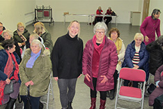 Rhun Hughes gyda Merched y Wawr